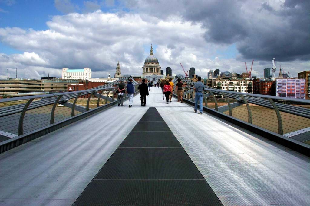 Millennium Bridge i London, till vilken Alumeco levererade 1 700 broprofiler i aluminium – alla numrerade med hjälp av ett unikt system som gjorde det möjligt att montera profilerna på plats.