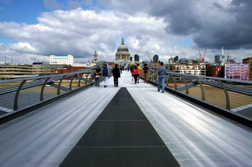 Millenniumbron - naturanodiserade aluminium profiler
