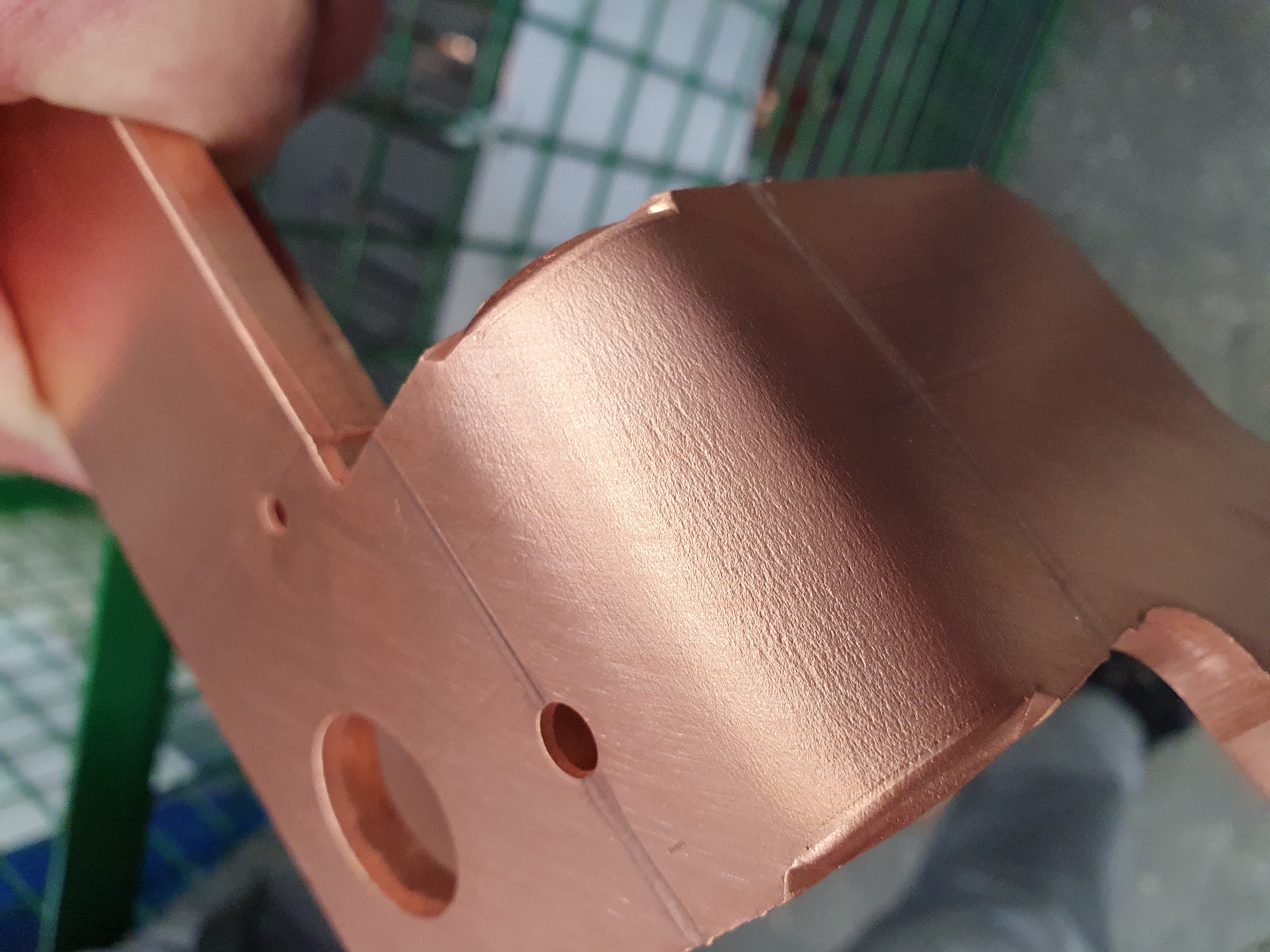 Bockat koppar med sträckskador i bockningen.