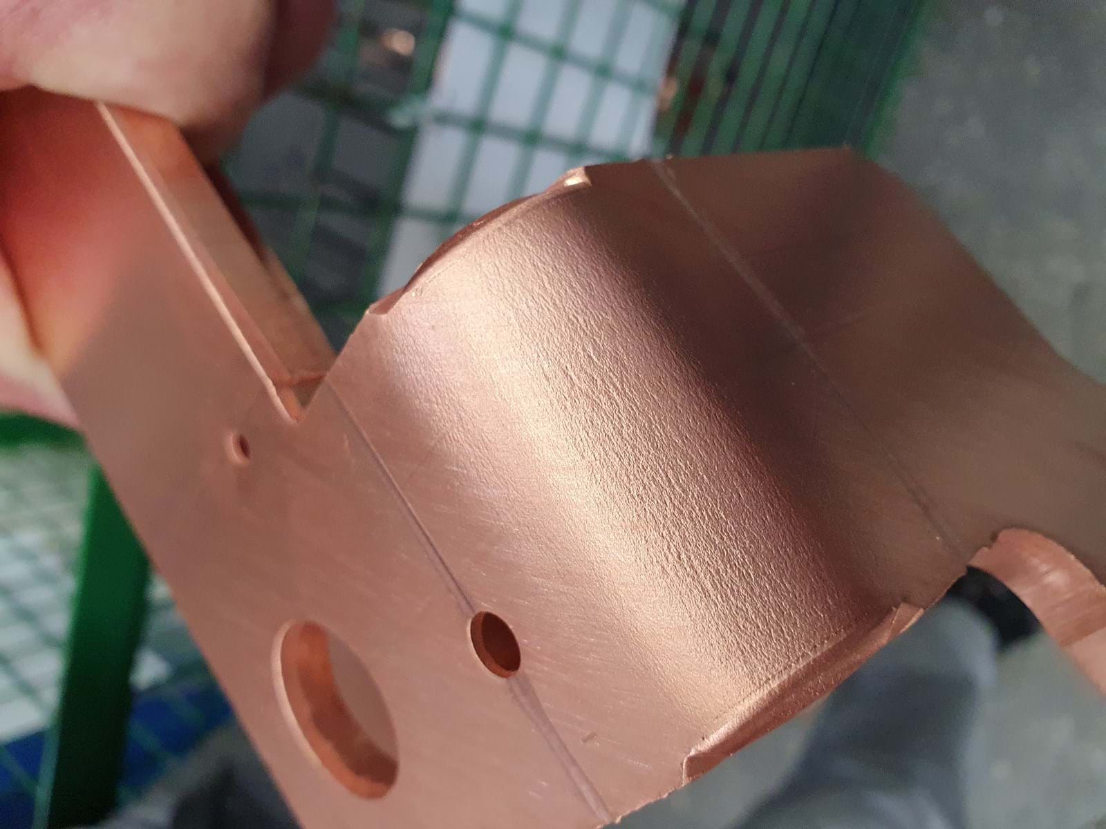 Bockat koppar med sträckskador i bockningen.