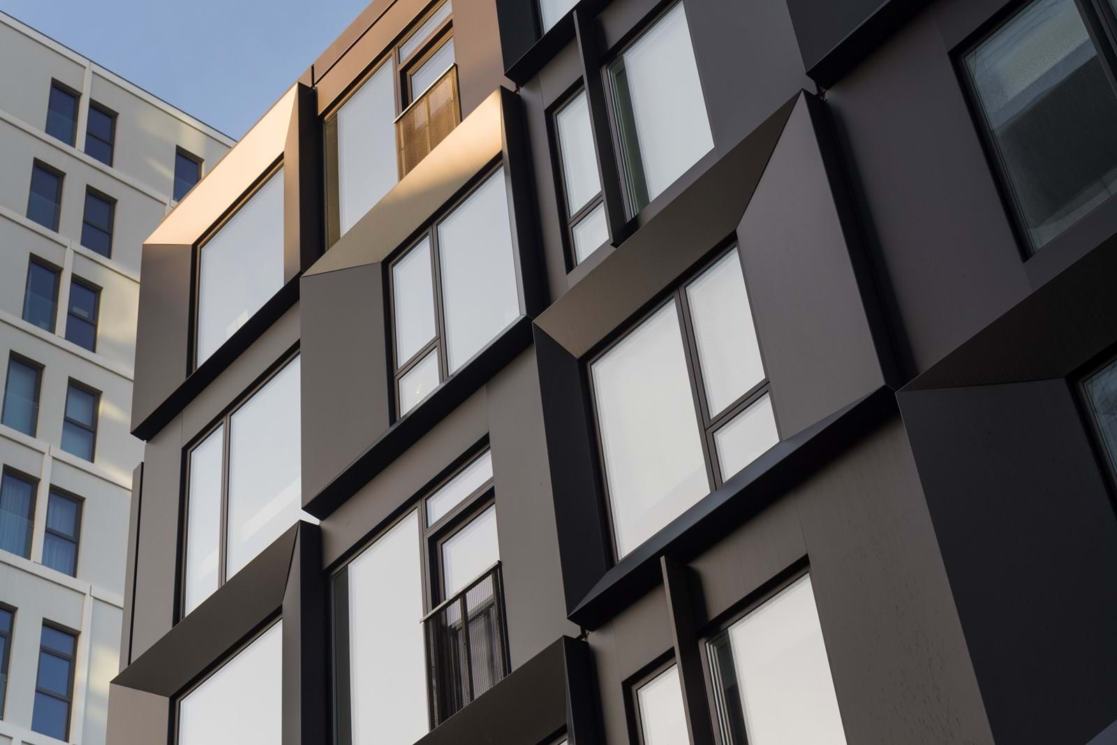 Aluminium fasad med färgad anodisering
