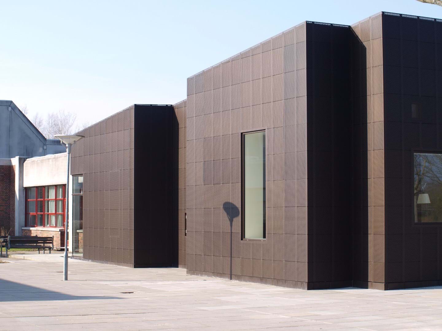 Allerød gymnasium med fasad av perforerad aluminiumplåt.