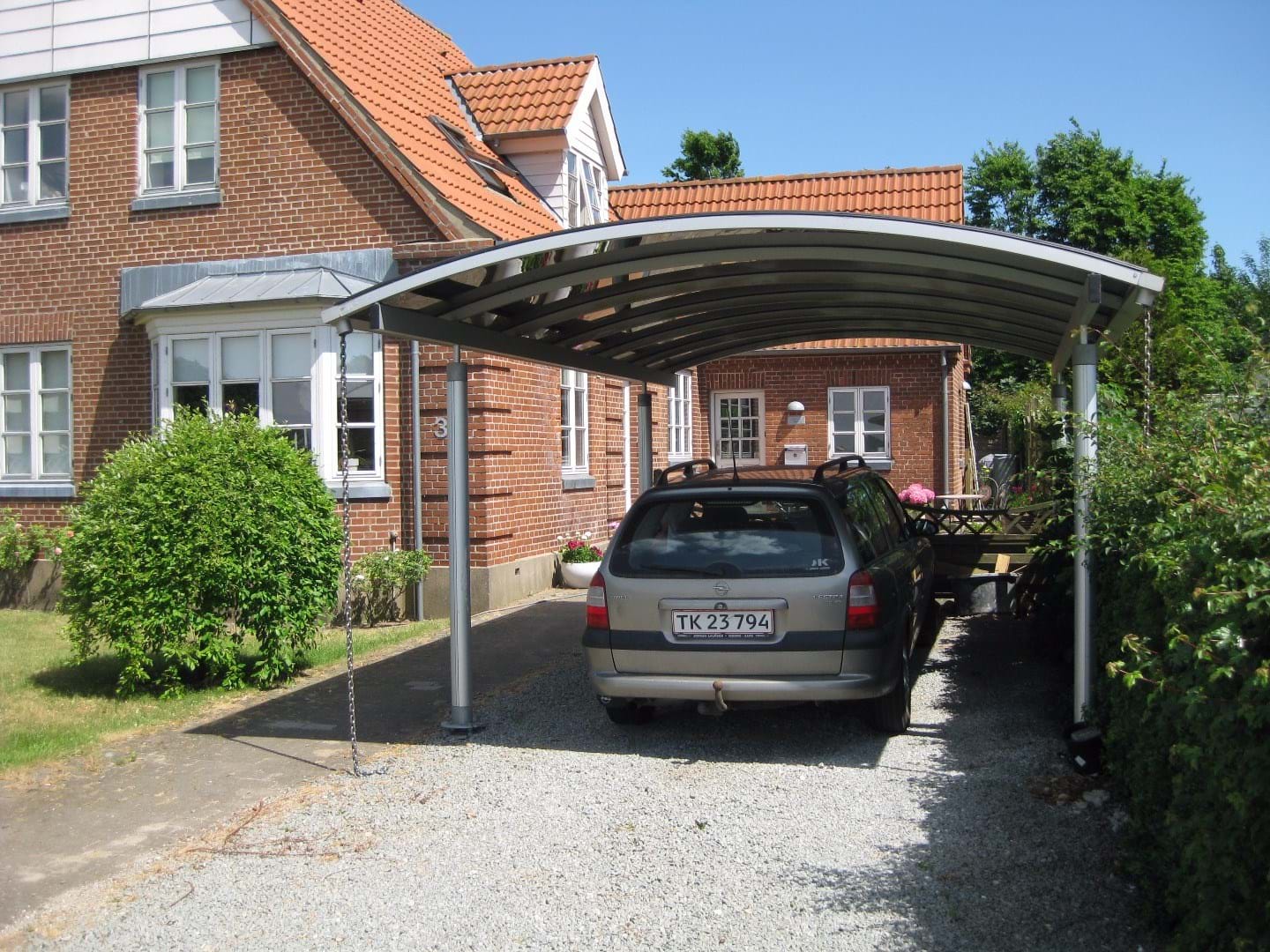 Aluminium tillför elegans och flexibilitet. 'När vi gör nya profiler, lämnar vi det till experterna på Alumeco...', säger BASES