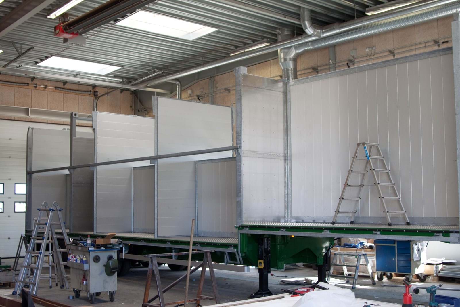 Brdr. Platz ska just montera den nya lastbilen av aluminiummaterial