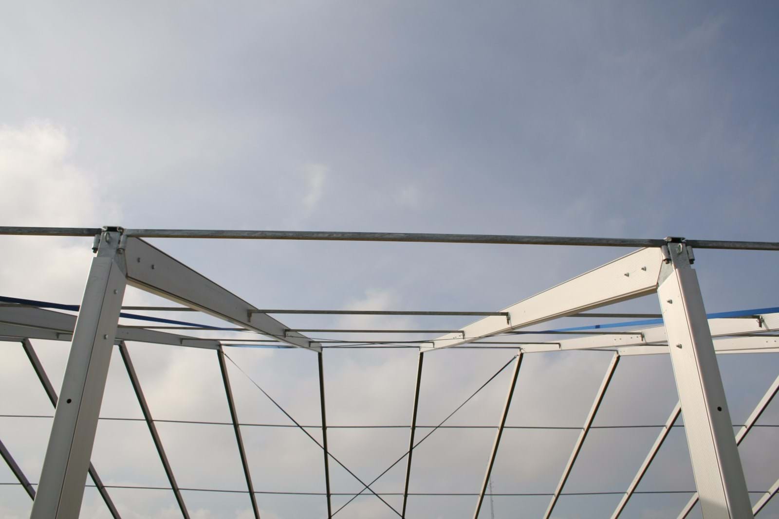 Extruderade och anodiserade aluminiumprofiler.