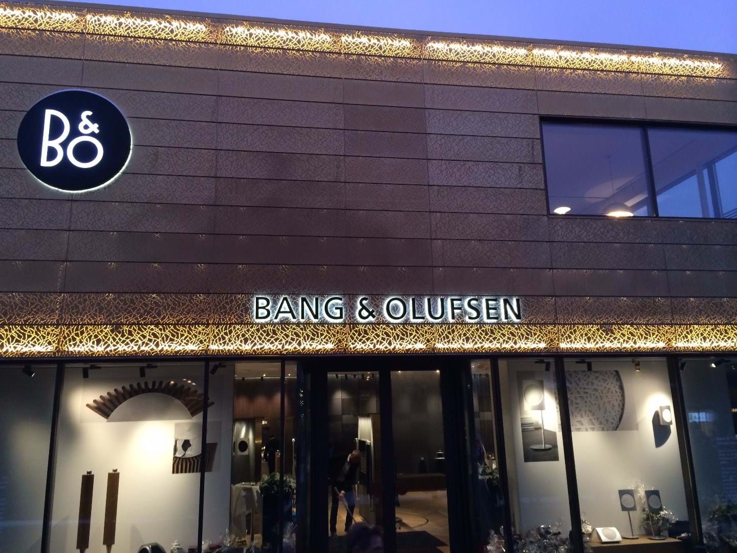 TECU Gold förskönar fasaden på Bang & Olufsens butik i Herning, Danmark