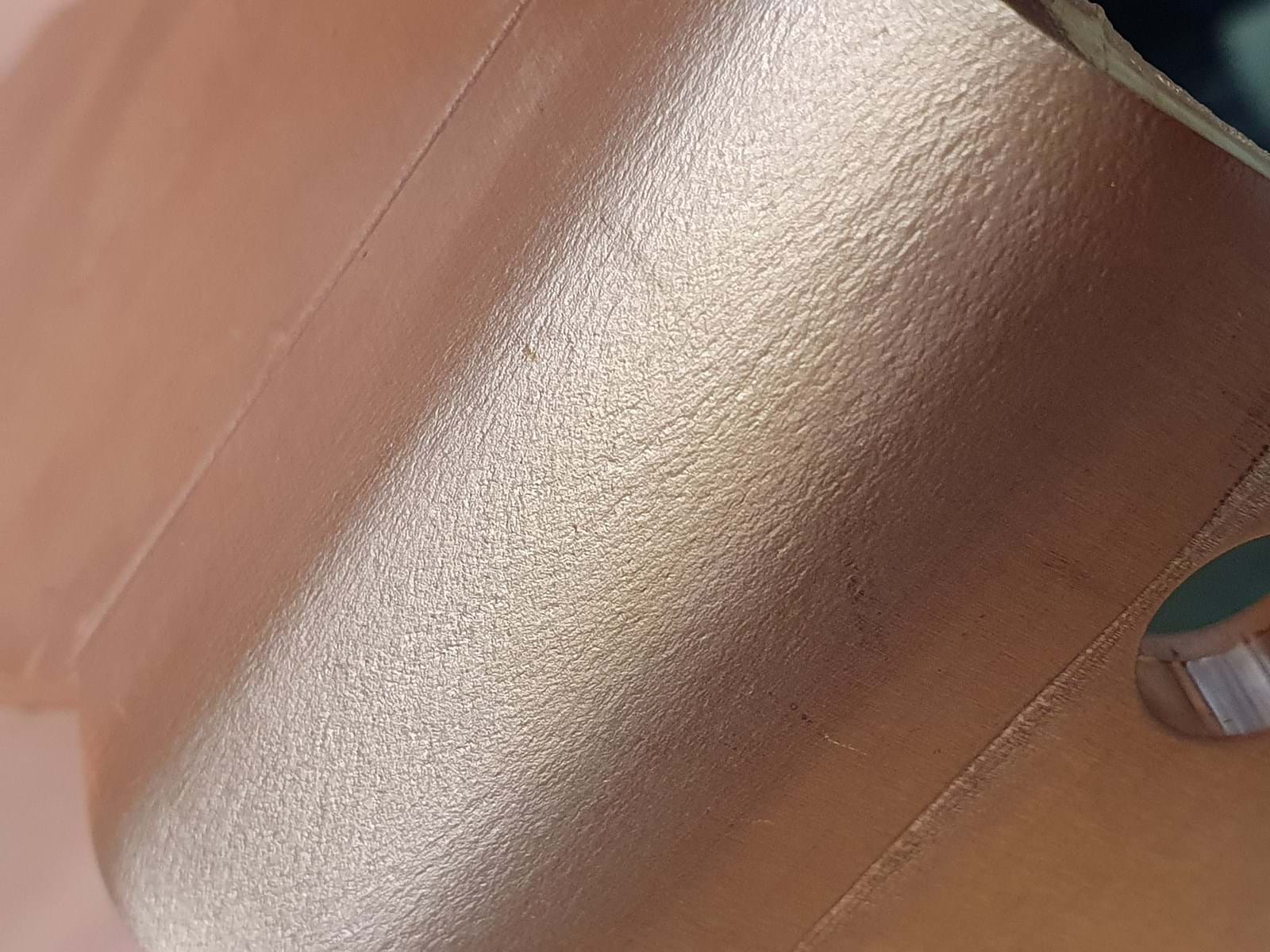 Bockat koppar med sträckskador i bockningen.